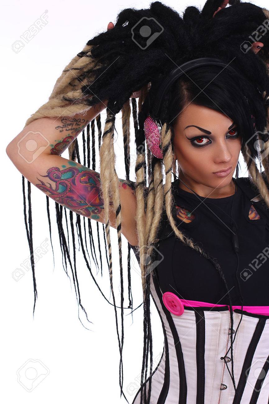 白い背景に分離されたスタイリッシュな散髪とエモ ゴス少女 の写真素材 画像素材 Image 白い背景に分離されたスタイリッシュな散髪とエモ ゴス少女 の写真素材 画像素材 Image