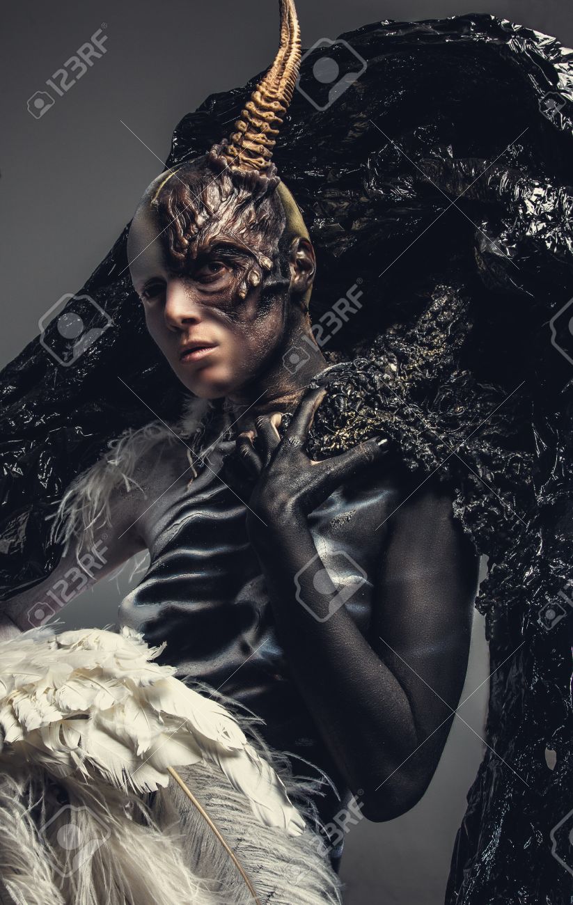 Portrait De Femme Diable Dans Des Vetements Noirs Et Blancs Avec Une Corne Sur La Tete Isole Sur Fond Gris Banque D Images Et Photos Libres De Droits Image