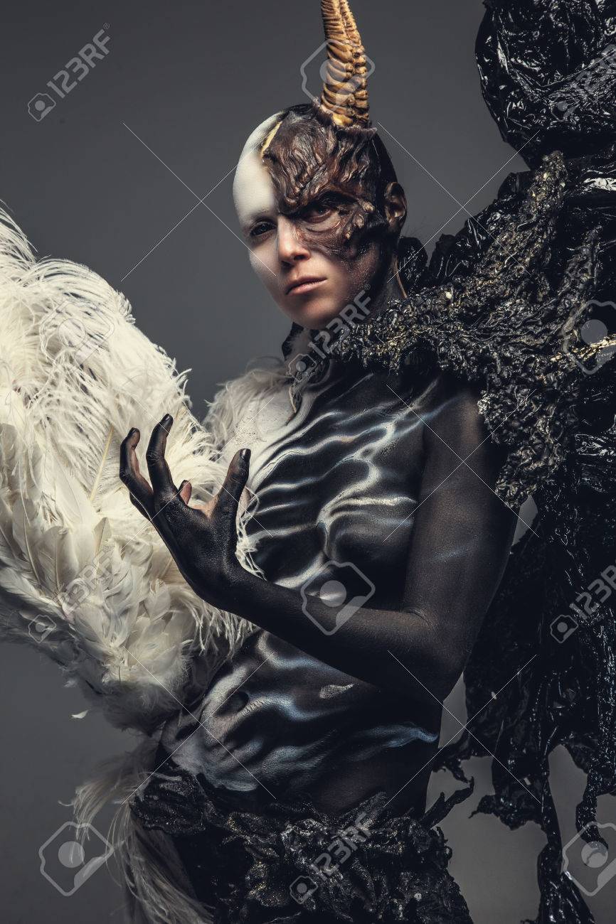 Portrait De Femme Diable Dans Des Vetements Noirs Et Blancs Avec Une Corne Sur La Tete Isole Sur Fond Gris Banque D Images Et Photos Libres De Droits Image