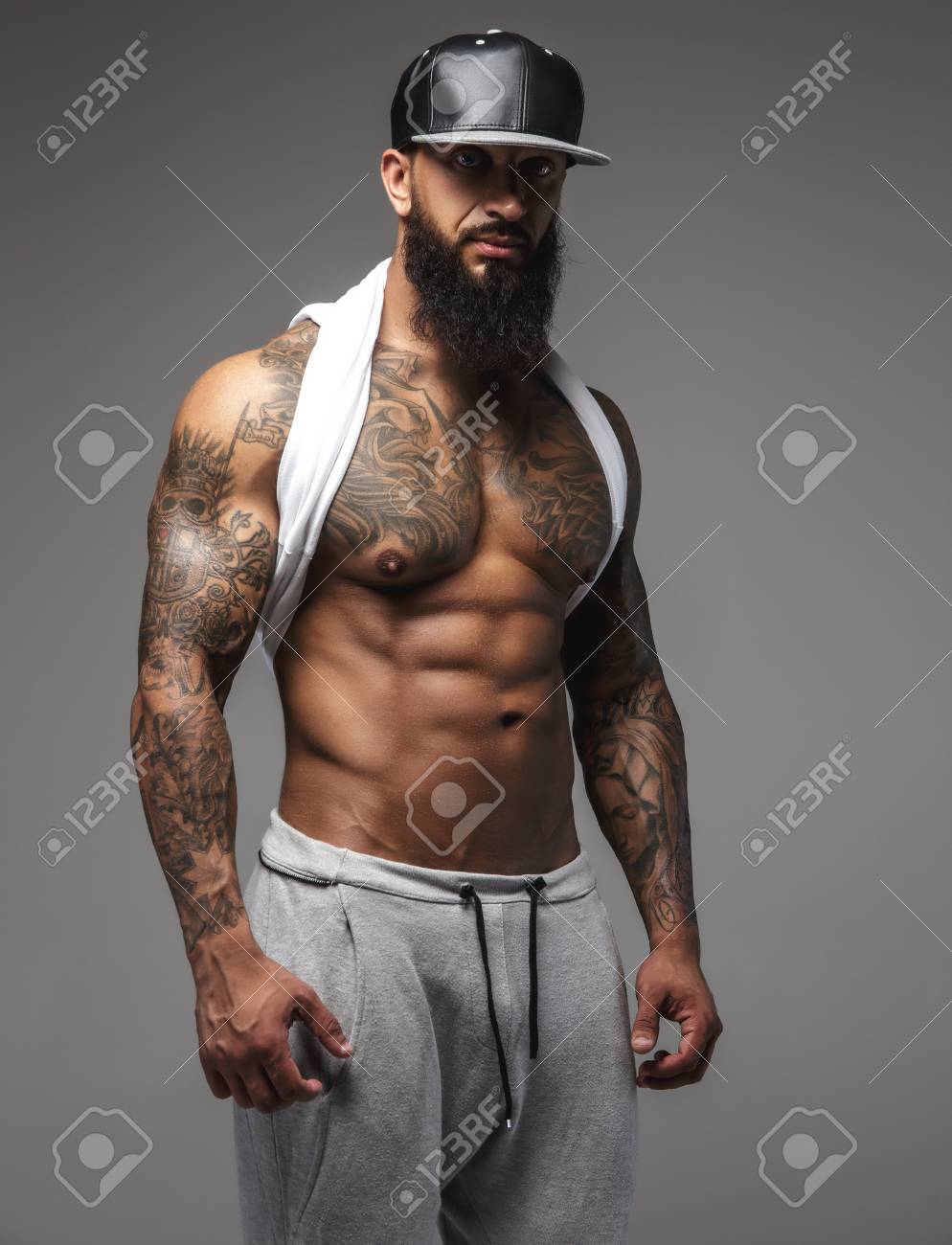 Tätowierte Bodybuilderin steht auf vergebene Männer Tätowierte Bodybuilderin steht auf vergebene Männer