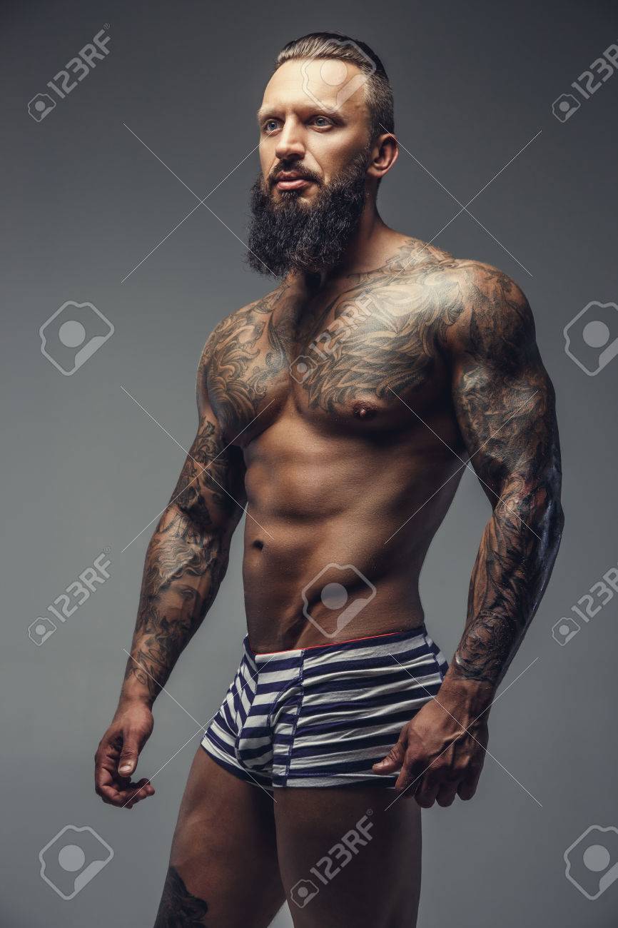 Tätowierte Bodybuilderin steht auf vergebene Männer Tätowierte Bodybuilderin steht auf vergebene Männer