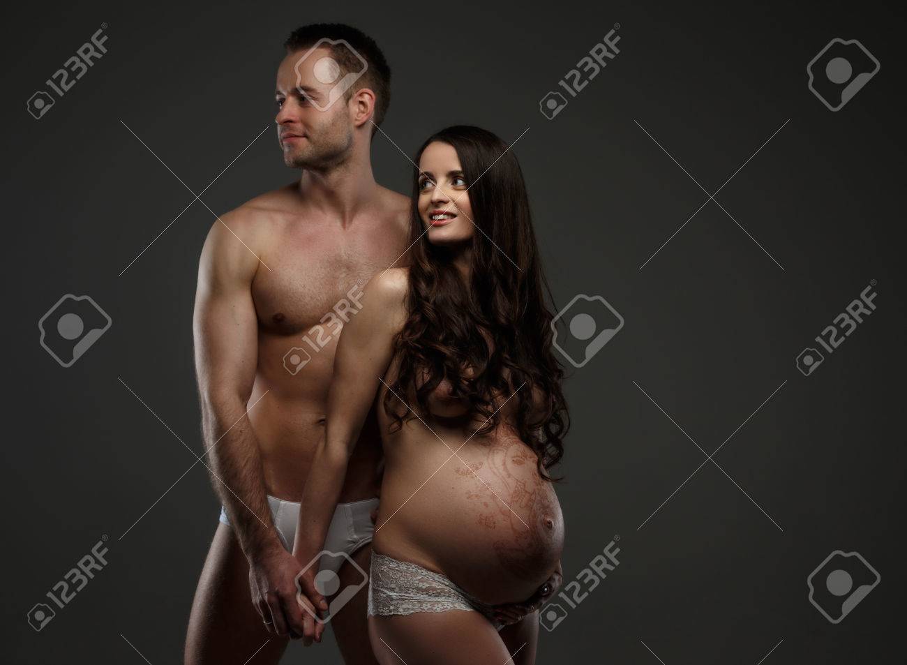 裸妊婦 トップレス妊婦裸夫でポーズします。の写真素材・画像素材 Image 54555307