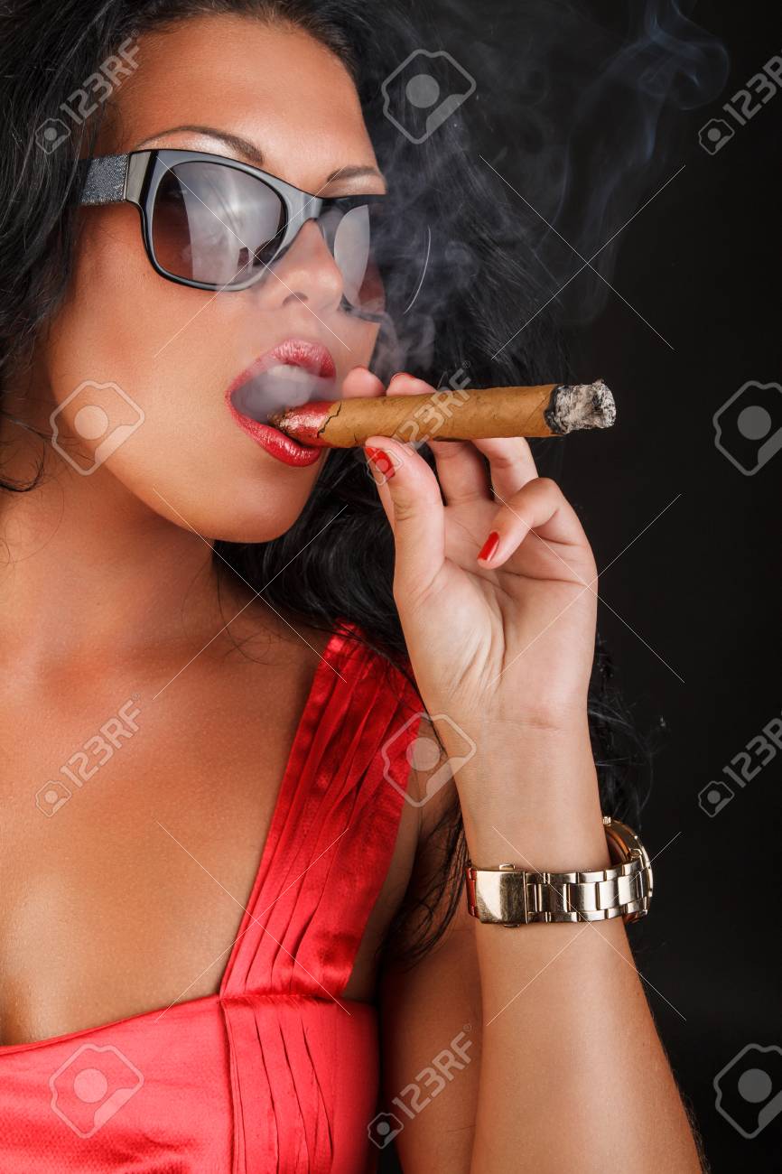 葉巻を吸ってサングラスでブルネットの女性 の写真素材 画像素材 Image