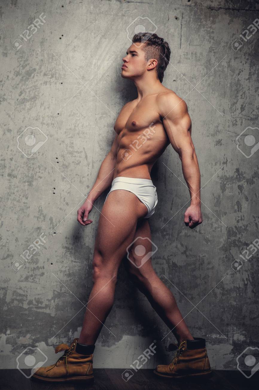 半裸パンティのみ 白いパンツで上半身裸の筋肉男。の写真素材・画像素材 Image 57099703