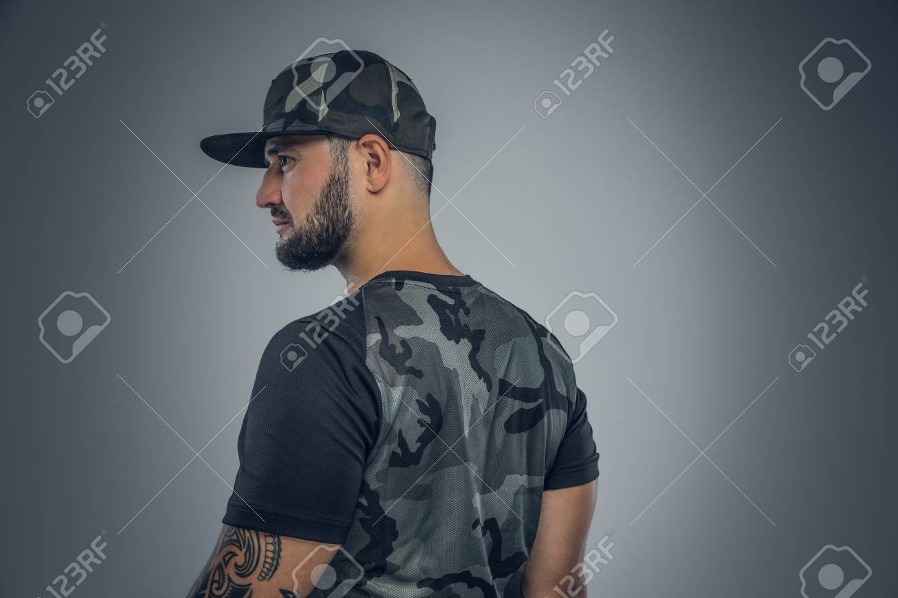 灰色の背景に分離されて後ろからキャップでスタイリッシュなひげを生やした男性 の写真素材 画像素材 Image 64168198