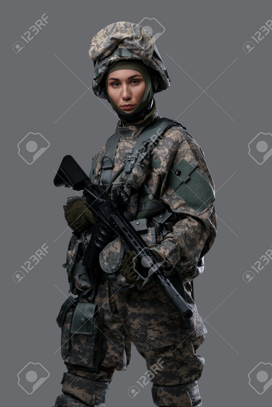 軍人　女性 迷彩服を着たライフルを持つ軍人女性の写真素材・画像素材 Image 186495265