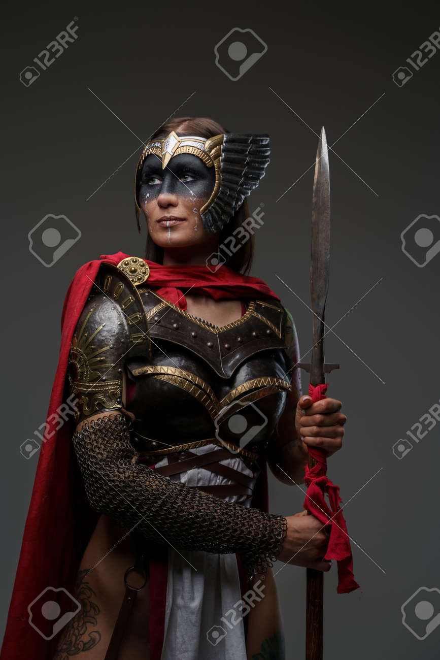 アダルトマント 赤いマントと鎧を着た槍を持つ女戦士の写真素材・画像素材 Image 187126897