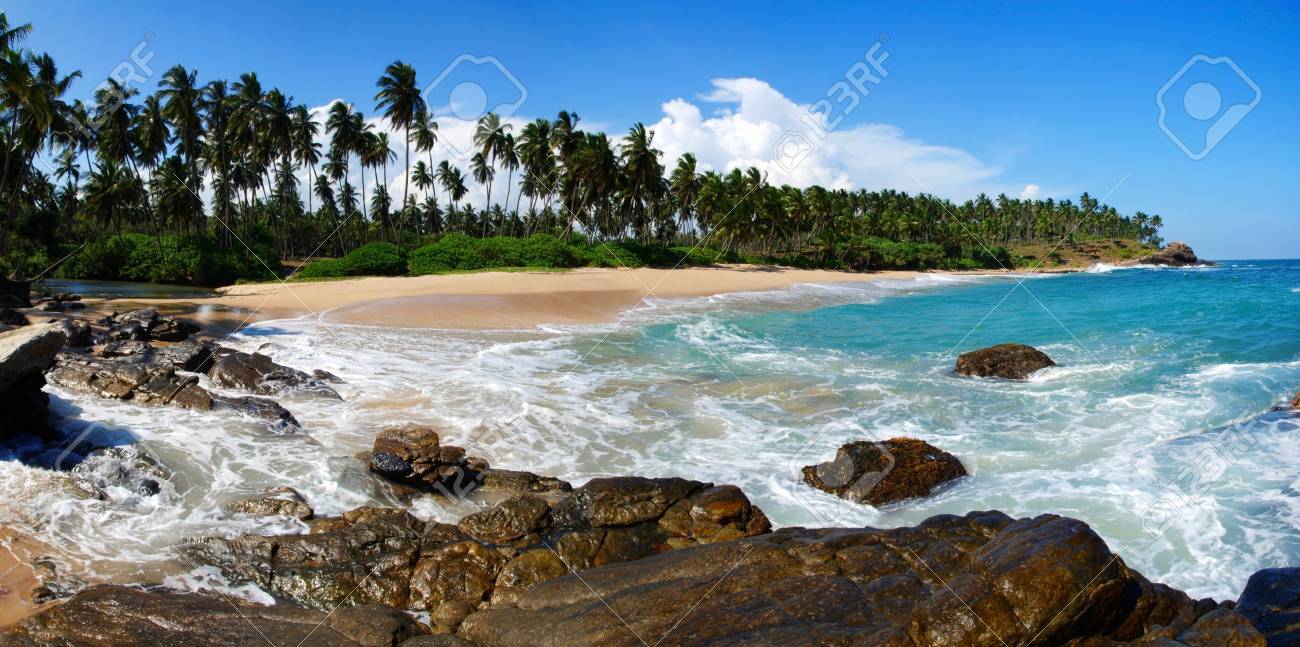 Belle Plage Tropicale Avec Palmiers Et Les Rochers éclairés Par Un Soleil Matinal Tangalla Sri Lanka