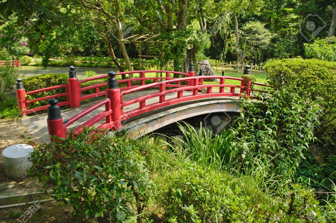 湖畔にあり 正面に赤い橋と日本庭園 の写真素材 画像素材 Image