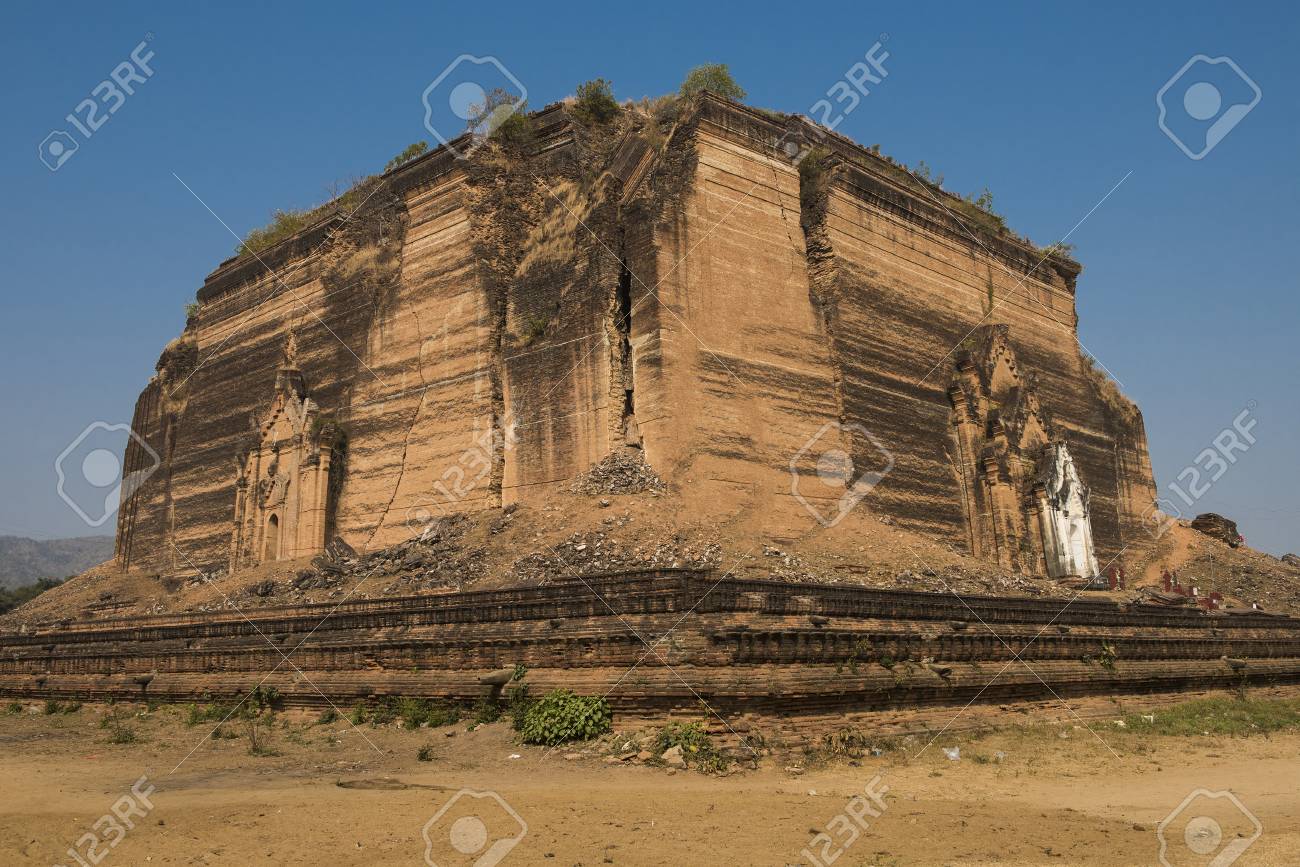 Mingun で廃墟と未完成の Mingun Pahtodawgyi パゴダは 世界最大の仏塔をされている可能性が ミャンマーのイラワジ川の西側の銀行 の写真素材 画像素材 Image