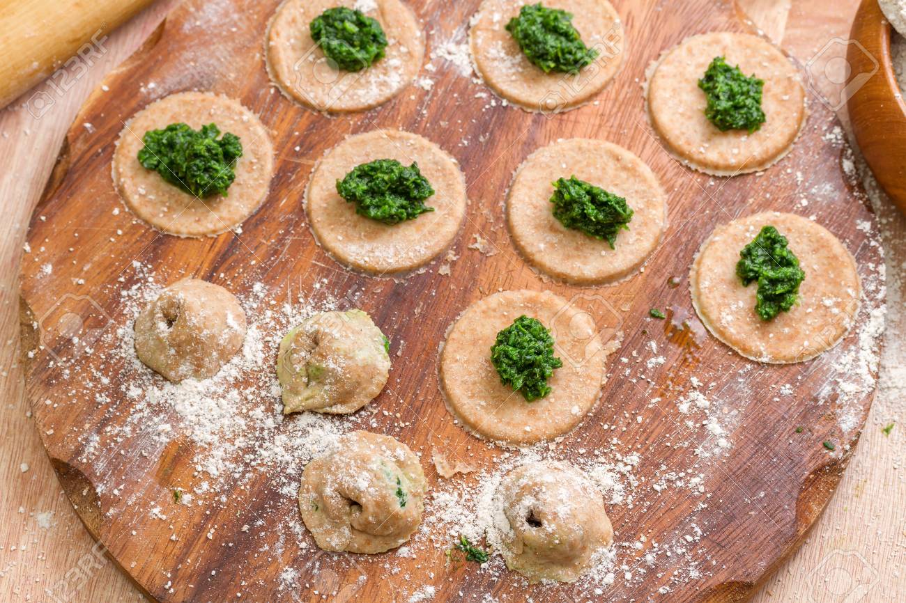 生地を円形に満ちてほうれん草トテリイリニを準備します 冬のスープを温暖化ステップ レシピの手順します の写真素材 画像素材 Image