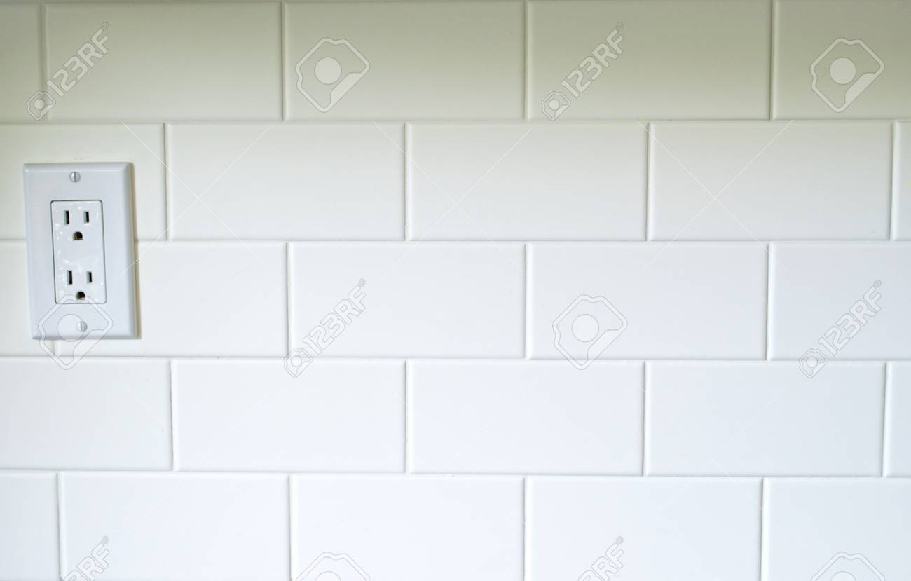 Fehér konyha backsplash egy fehér kivezetéssel a bal oldalon ... Konyha outlet