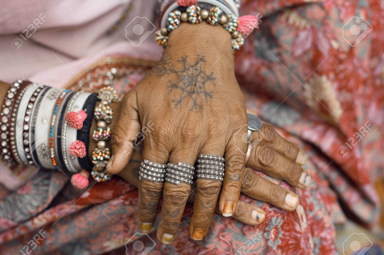 https://previews.123rf.com/images/gabrielji/gabrielji1607/gabrielji160700019/59582690-beautiful-hands-of-indian-women.jpg