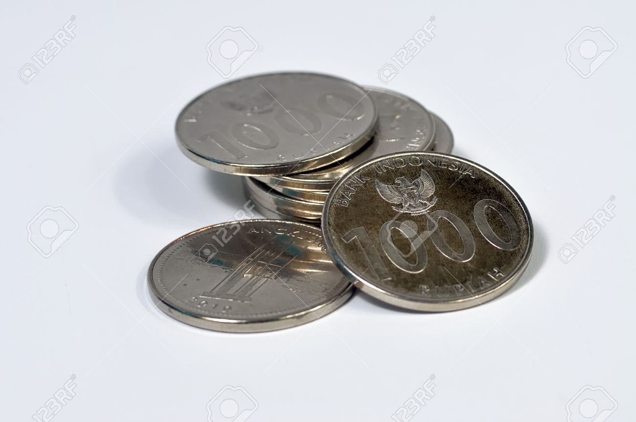 紙幣として 1000 ルピア インドネシア コインの山の写真素材・画像素材 Image 14073602