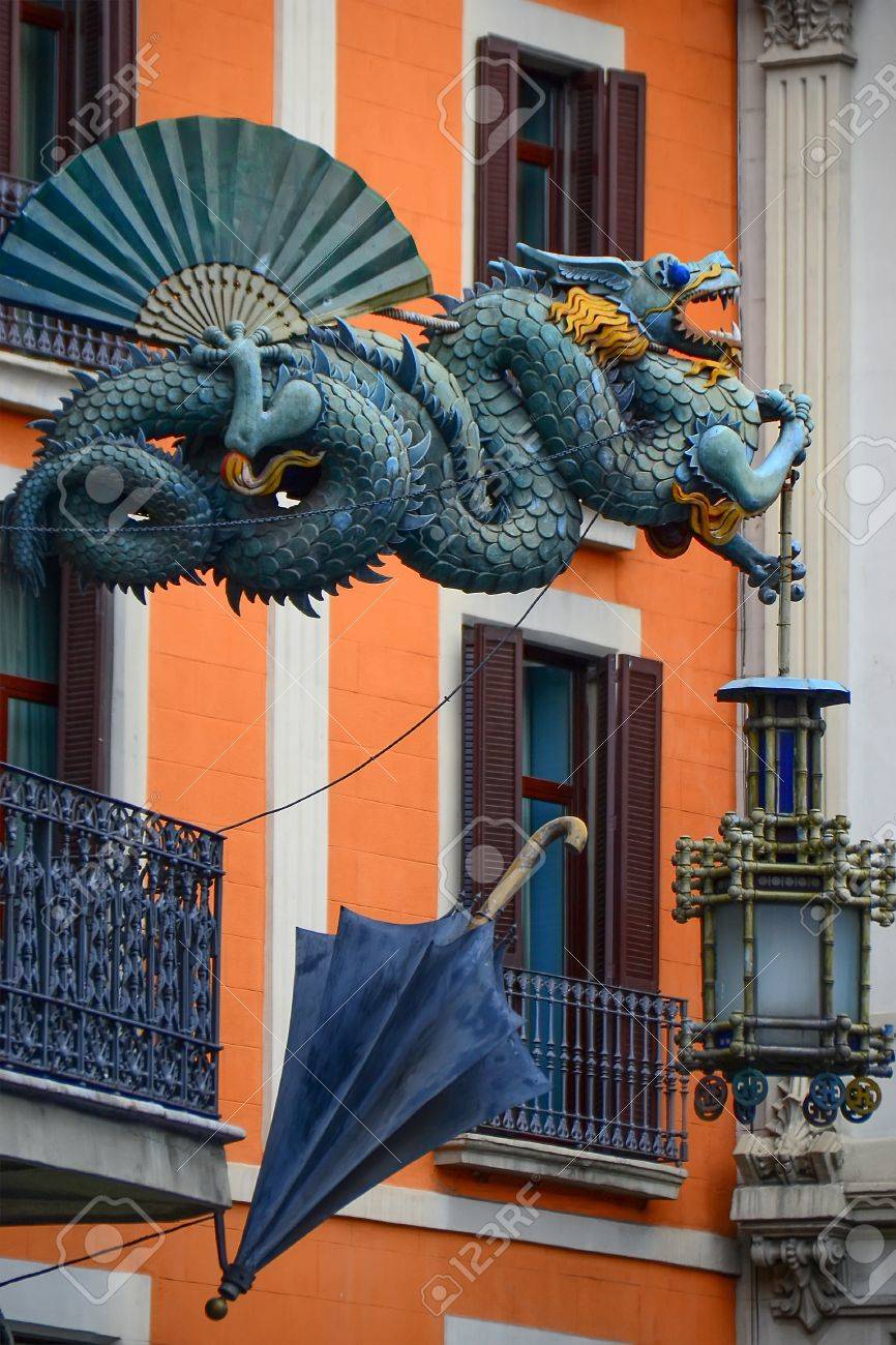 Dragón Chino En El Siglo 19 Casa De Los Paraguas (casa Bruno Cuadros) En La Rambla De Barcelona, ??cataluña, España. Fotos, Retratos, Fotografía De Archivo Libres Derecho. Image 55900510.
