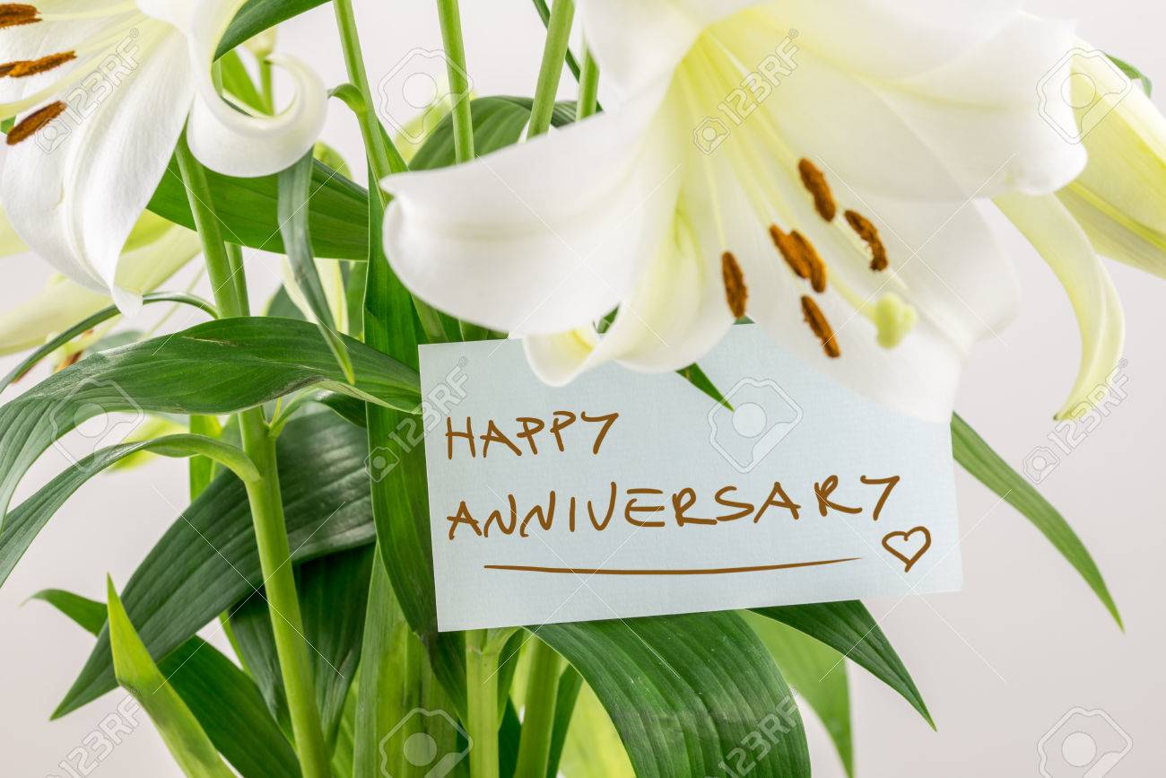 Joyeux Anniversaire Cadeau Floral D Un Bouquet De Lys Blancs Frais Avec Une Note Ecrite A La Main En Disant Joyeux Anniversaire Pour Un Etre Cher Ou Amie Banque D Images Et