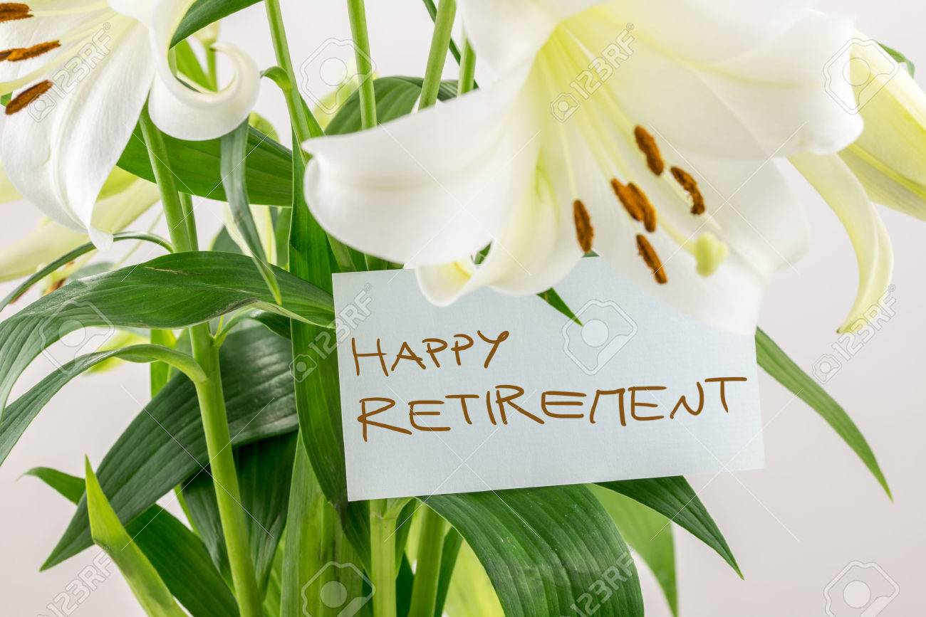 Cadeau De Retraite Heureuse De Fleurs Avec Une Note Manuscrite Jointe A Un Bouquet De Lys Blancs Tres Delicats Avec Leurs Feuilles Vertes Vue En Gros Plan Banque D Images Et Photos Libres