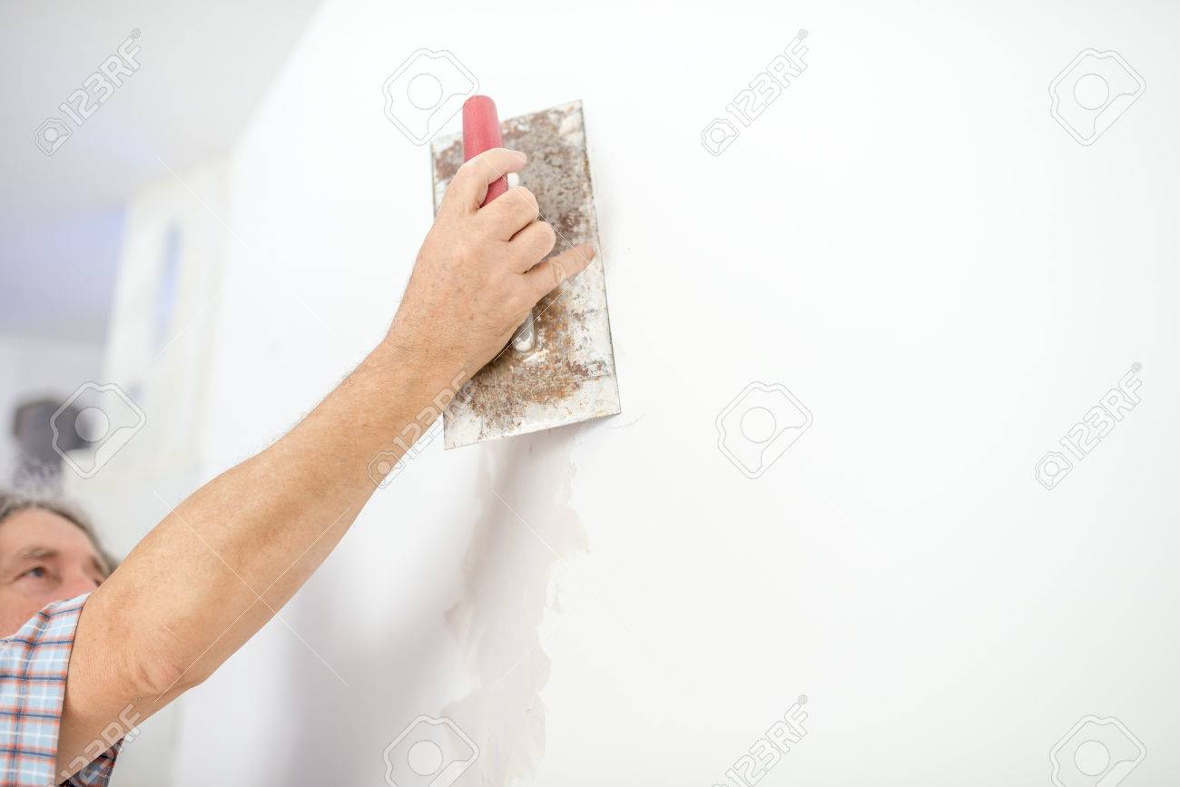 Hombre Enyesado De Una Pared Blanca Preparandola Para Pintar O
