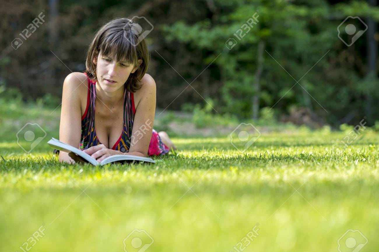 大人の女性が彼女好きな小説本真剣に芝生の地面間読書の彼女の胃の上に横たわる の写真素材 画像素材 Image 大人の女性が彼女好きな小説本真剣に芝生の地面間読書の彼女の胃の上に横たわる の写真素材 画像素材 Image