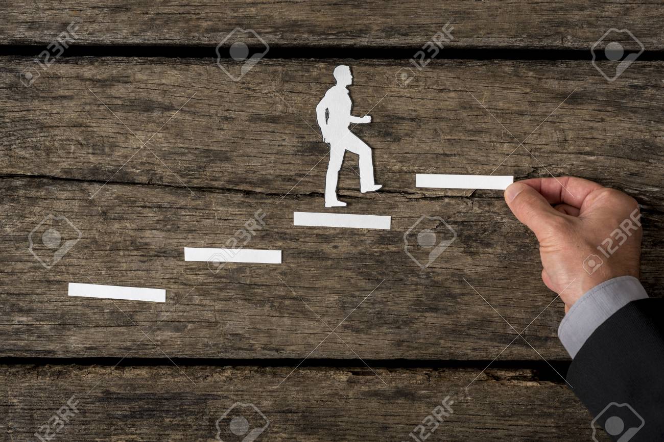 シルエット切り絵と男手コピー スペースと素朴な木の階段を構築企業のはしごを登る成功した実業家のクリエイティブ コンセプト の写真素材 画像素材 Image