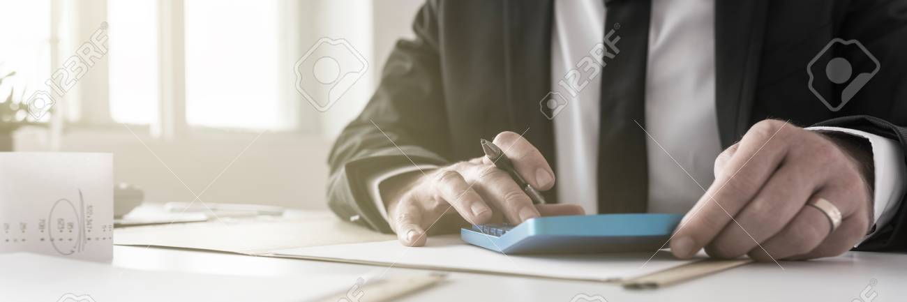 青い机の電卓で計算を行う男性会計士や銀行員のクローズアップ の写真素材 画像素材 Image 青い机の電卓で計算を行う男性会計士や銀行員のクローズアップ の写真素材 画像素材 Image