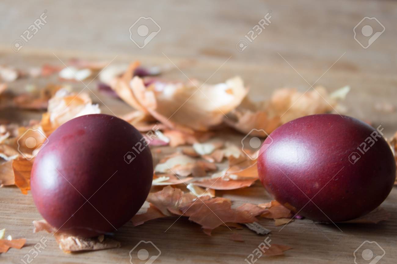 玉ねぎの皮 塗られた卵 イースターの卵とタマネギの皮 木の板 の写真素材 画像素材 Image 76435366