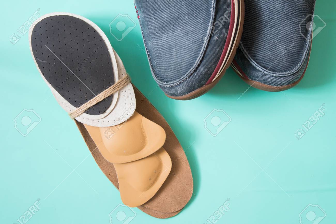 Zapatillas para correr con plantillas ortopédicas. Para el deporte y la aptitud. Fondo neutro Vista superior. Zapatillas para correr con plantillas ortopédicas. Para el deporte y la aptitud. Fondo neutro Vista superior.