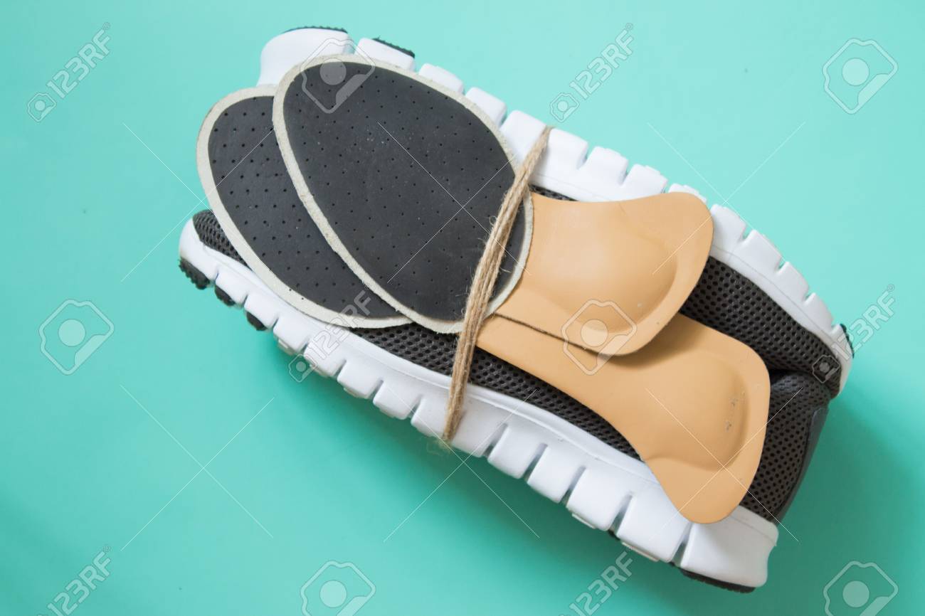 Zapatillas para correr con plantillas ortopédicas. Para el deporte y la aptitud. Fondo neutro Vista superior. Zapatillas para correr con plantillas ortopédicas. Para el deporte y la aptitud. Fondo neutro Vista superior.