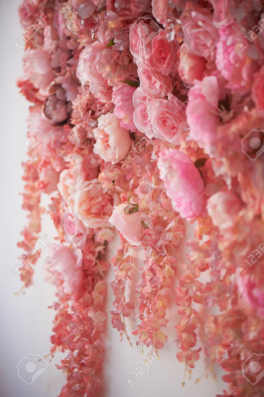 Guirnalda De Flores En La Pared Pared Densa De Flores
