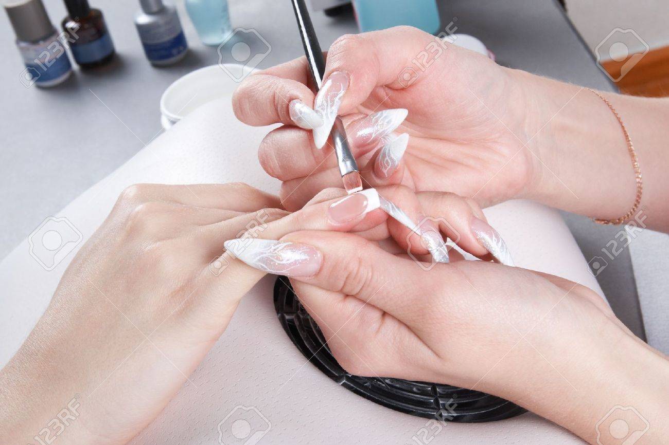 fabulous manicura maestro hacer el dibujo de uas de gel de extensin de blanco en el borde with dibujos uas gel - Dibujos Uas fabulous manicura maestro hacer el dibujo de uas de gel de extensin de blanco en el borde with dibujos uas gel - Dibujos Uas
