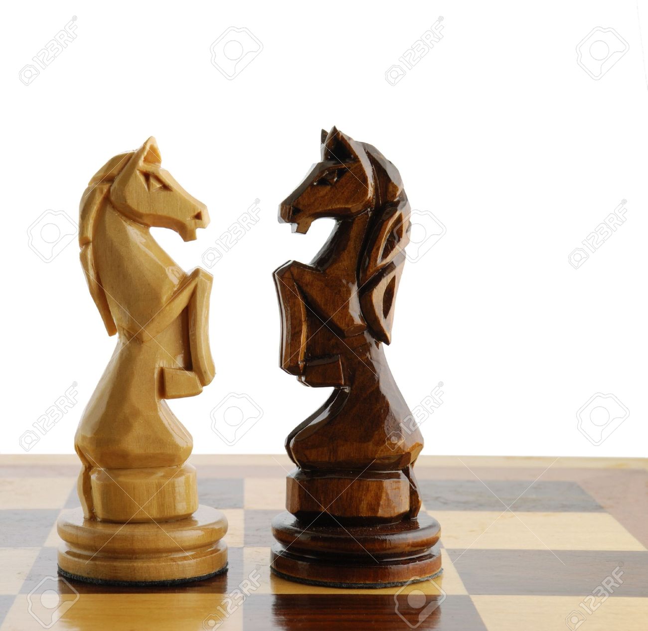 2 つのチェス馬 チェスの数字は手動仕事の木から切り取られて の写真素材 画像素材 Image