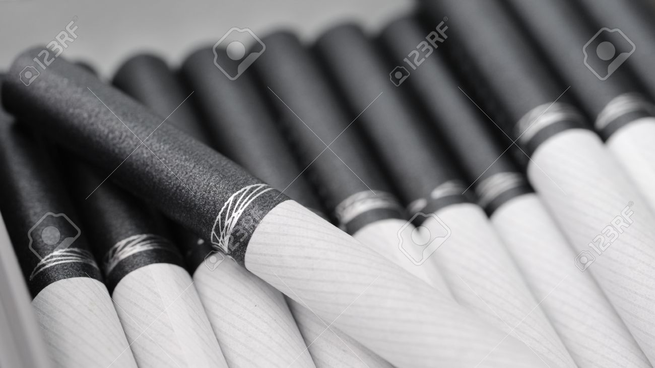 タバコ 黒のフィルターと壮大なタバコの箱 の写真素材 画像素材 Image