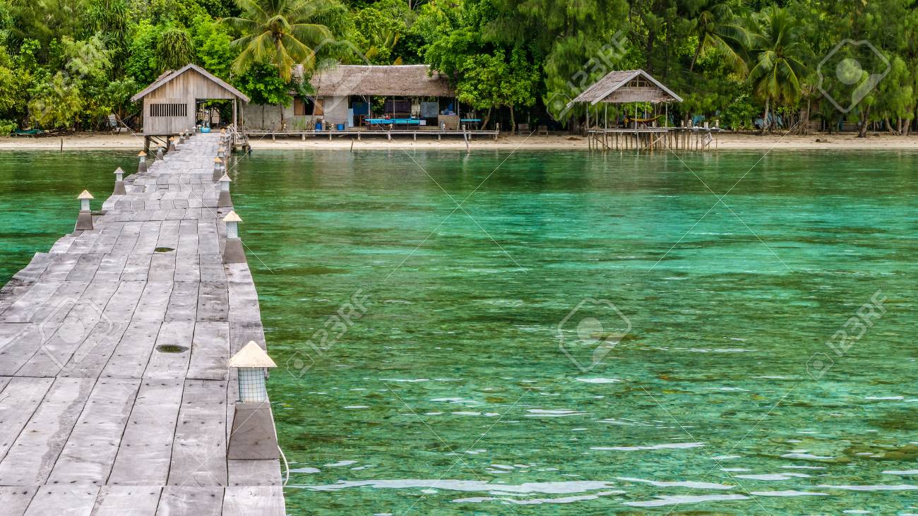 コーエイ総合研究所島ダイビング駅の桟橋 バック グラウンドで Gam 島上曇 Raja Ampat インドネシア西パプア の写真素材 画像素材 Image コーエイ総合研究所島ダイビング駅の桟橋 バック グラウンドで Gam 島上曇 Raja Ampat インドネシア西パプア の写真素材 画像素材 Image