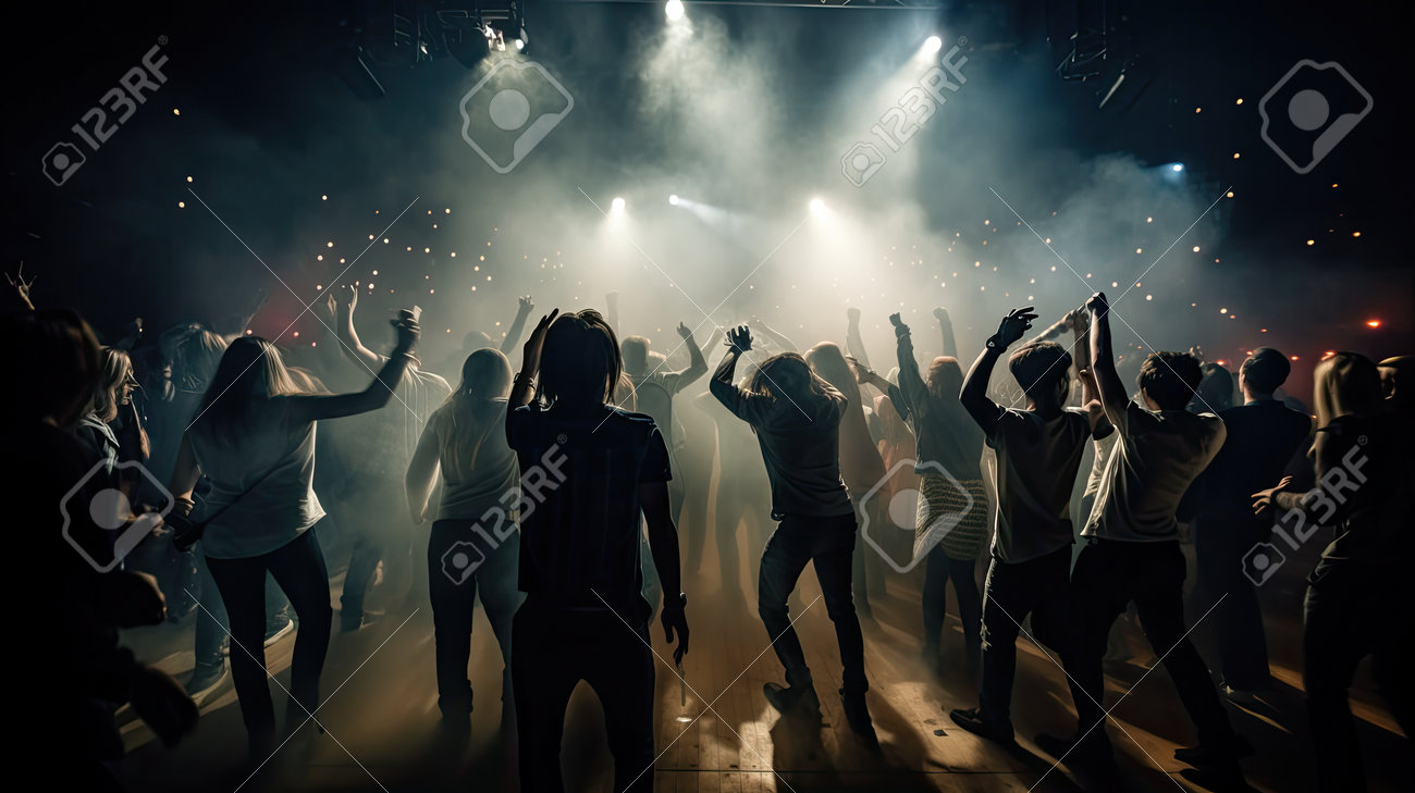 Jóvenes Bailando En Un Festival De Música. Multitud De Personas Bailando En  El Escenario. Fotos, retratos, imágenes y fotografía de archivo libres de  derecho. Image 203938766