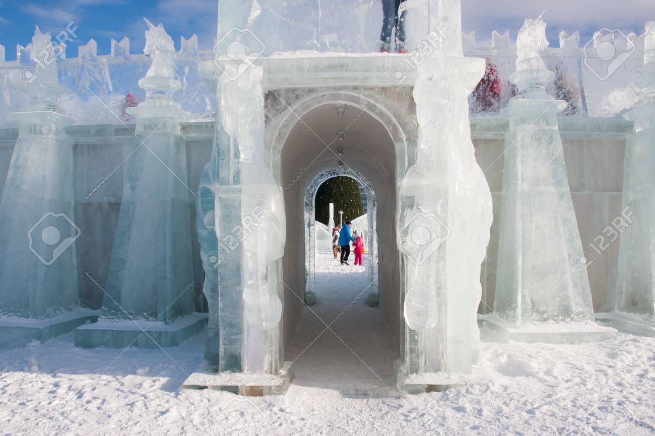 Perm Russland Februar 06 2016 Schone Eisskulpturen Auf Der Esplanade Lenina Street Lizenzfreie Fotos Bilder Und Stock Fotografie Image 52858391