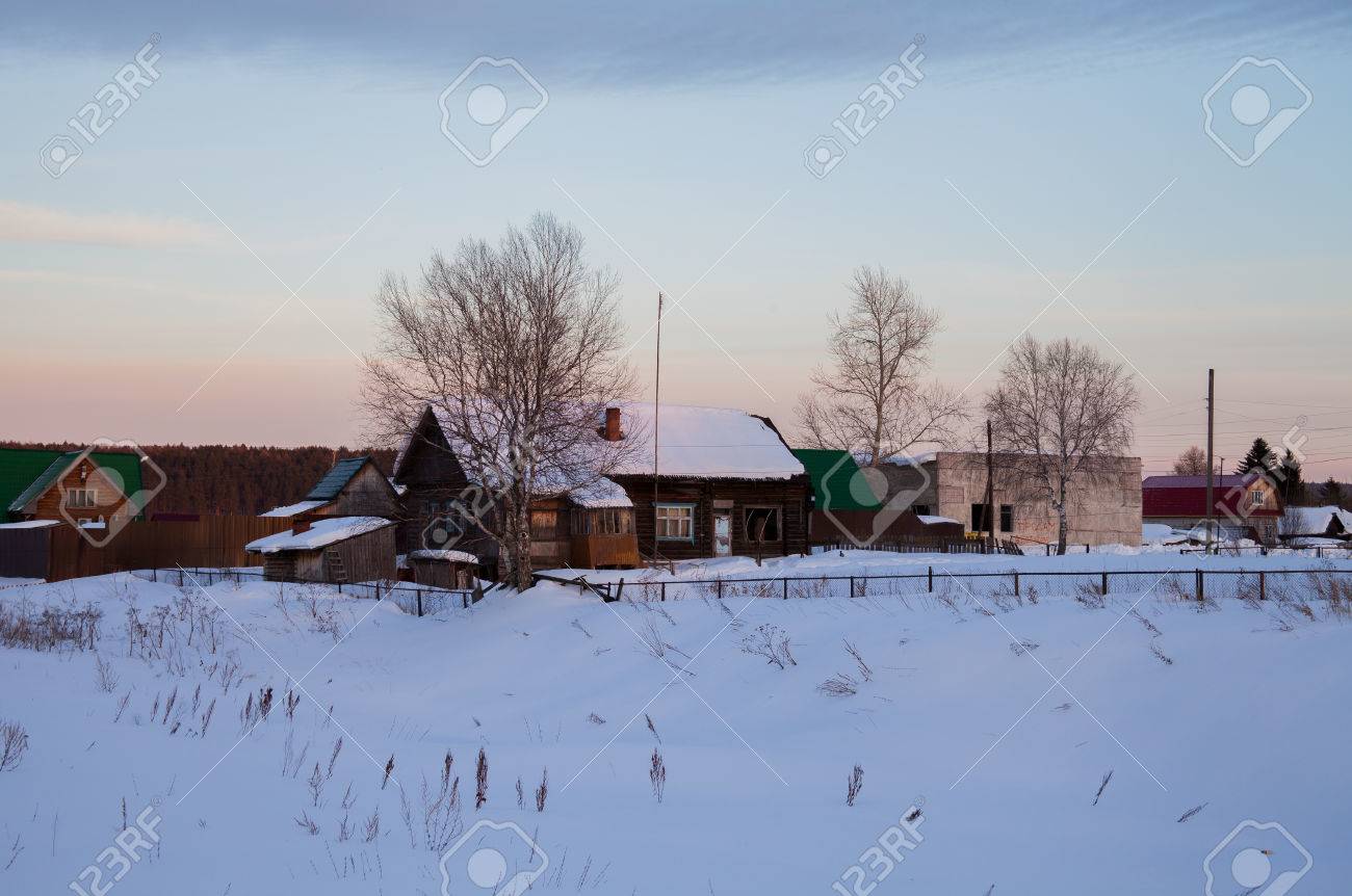 スロボダ スベルドロフスク地域 ロシアの村の冬の農村風景 の写真素材 画像素材 Image