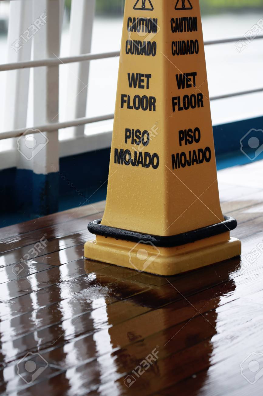 英語とスペイン語で水濡れ注意の表示警告のサインです 雨が降っている の写真素材 画像素材 Image 英語とスペイン語で水濡れ注意の表示警告のサインです 雨が降っている の写真素材 画像素材 Image
