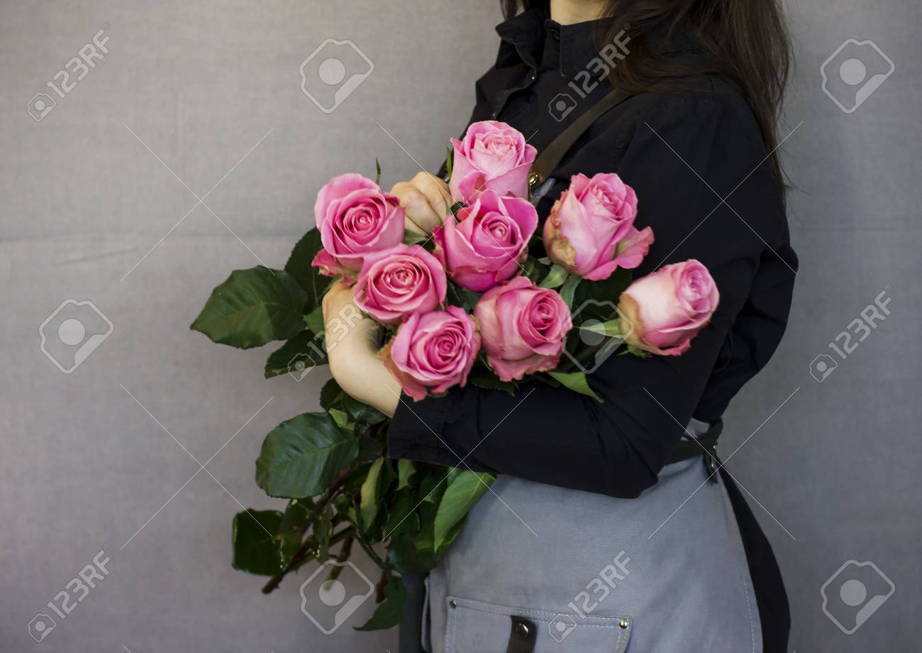 ピンクのバラの大きな花束をヒルディング若い女性花屋 の写真素材 画像素材 Image