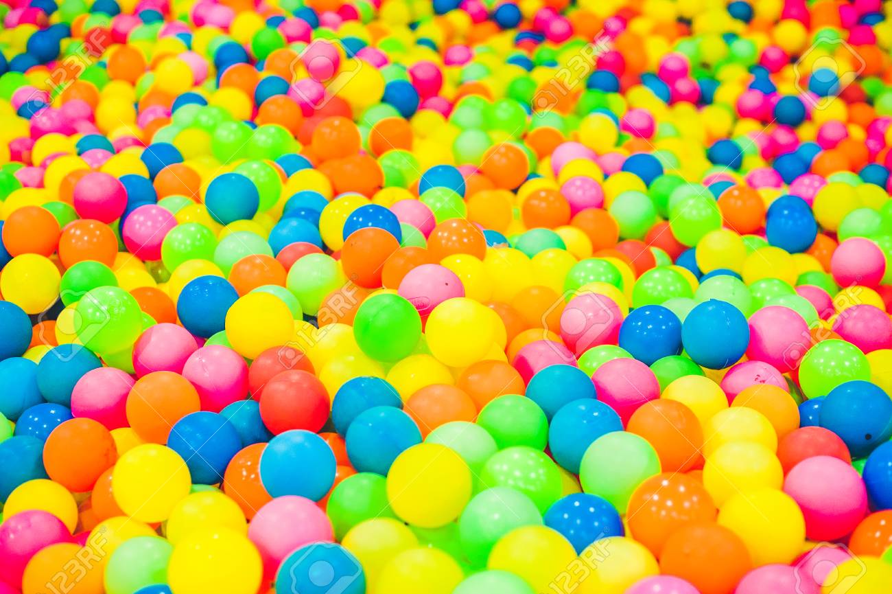 Sfere di plastica multicolore. una stanza dei giochi per bambini ... Giochi per bambini immagini