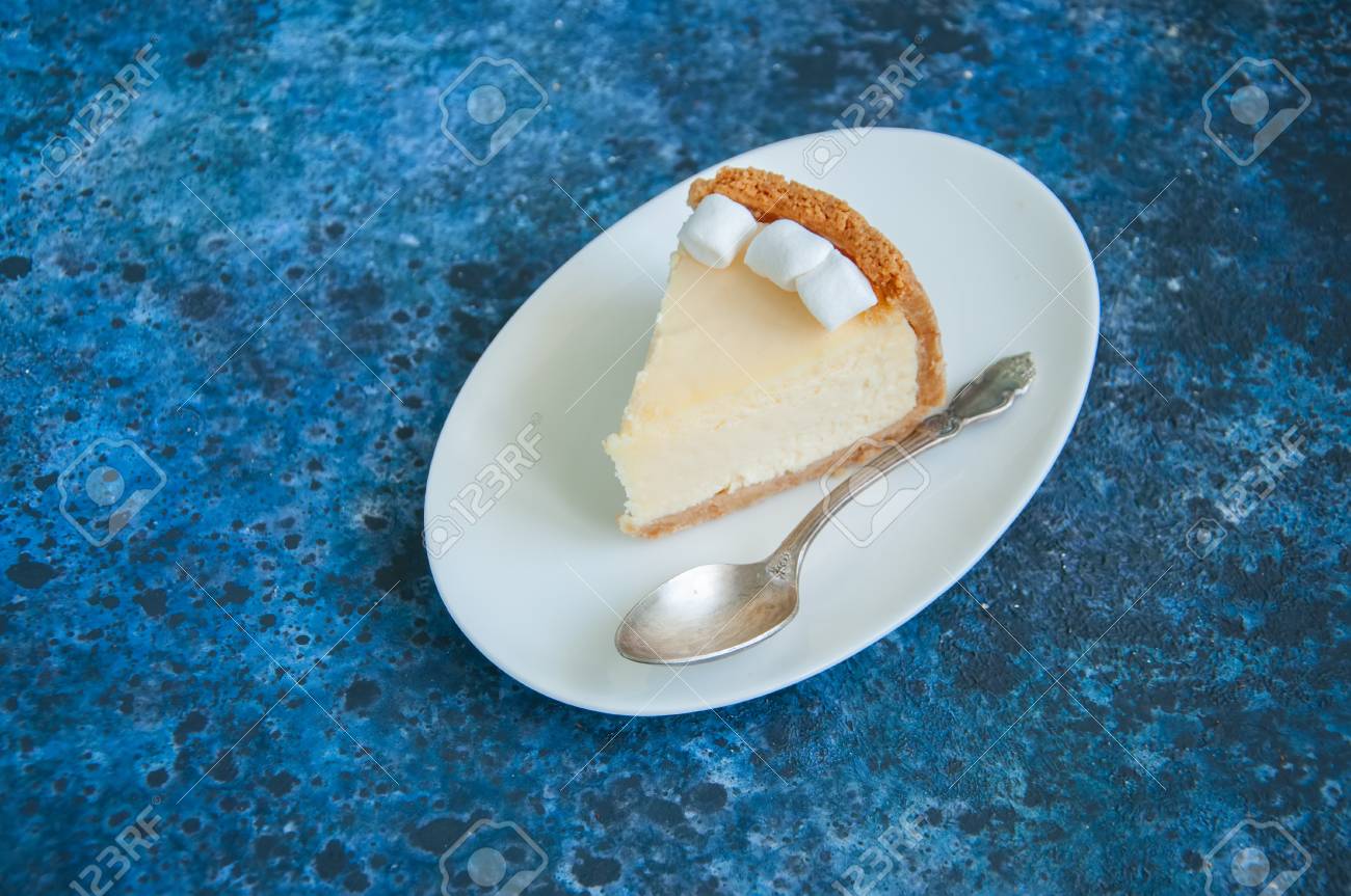 ニューヨークのチーズケーキ仕立て 青の背景に白いプレートにマシュマロのスライス の写真素材 画像素材 Image
