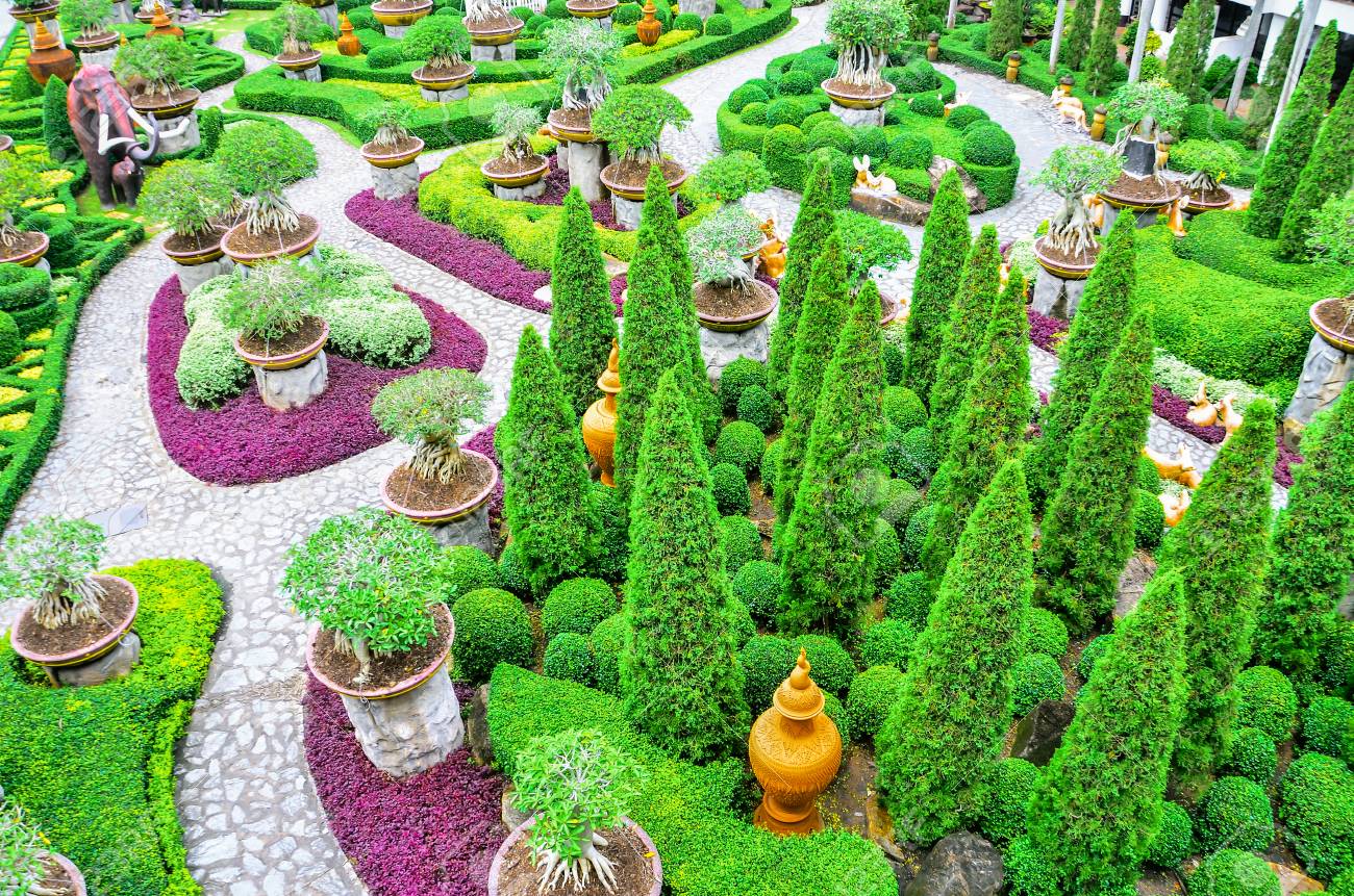 Chonburi Thailand 4 Juni 2015 Schone Gartendekoration Im Tropischen Botanischen Garten Nong Nooch Nong Nooch Tropischer Botanischer Garten Ist Ein 500 Morgen Botanischer Garten In Chonburi Thailand Lizenzfreie Fotos Bilder Und Stock Fotografie