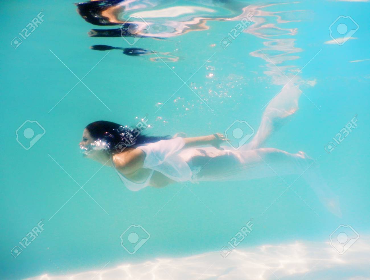 美しい体 白いドレスで水中を泳ぐ女性 の写真素材 画像素材 Image