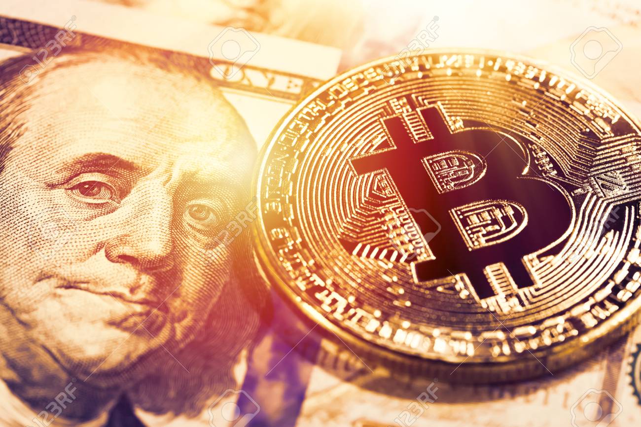 Bitcoin Dorado En Billetes De 100 Dólares. Cerrar Imagen Con Enfoque  Selectivo. Concepto De Criptomoneda Fotos, retratos, imágenes y fotografía  de archivo libres de derecho. Image 93413042