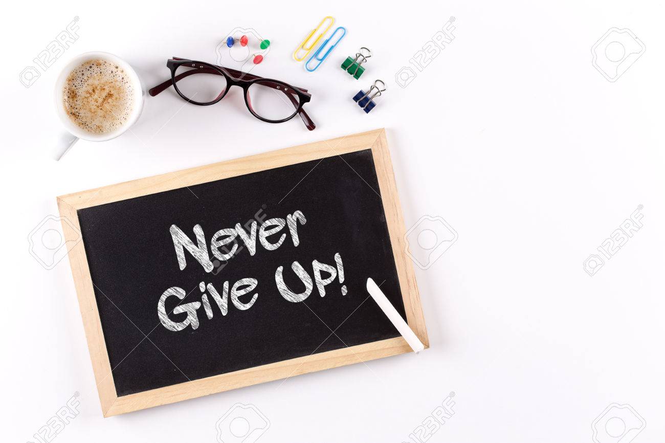 Immagini Stock Non Mollare Mai Frase Sulla Lavagna Con Tazza Di Caffe Vista Dall Alto Image