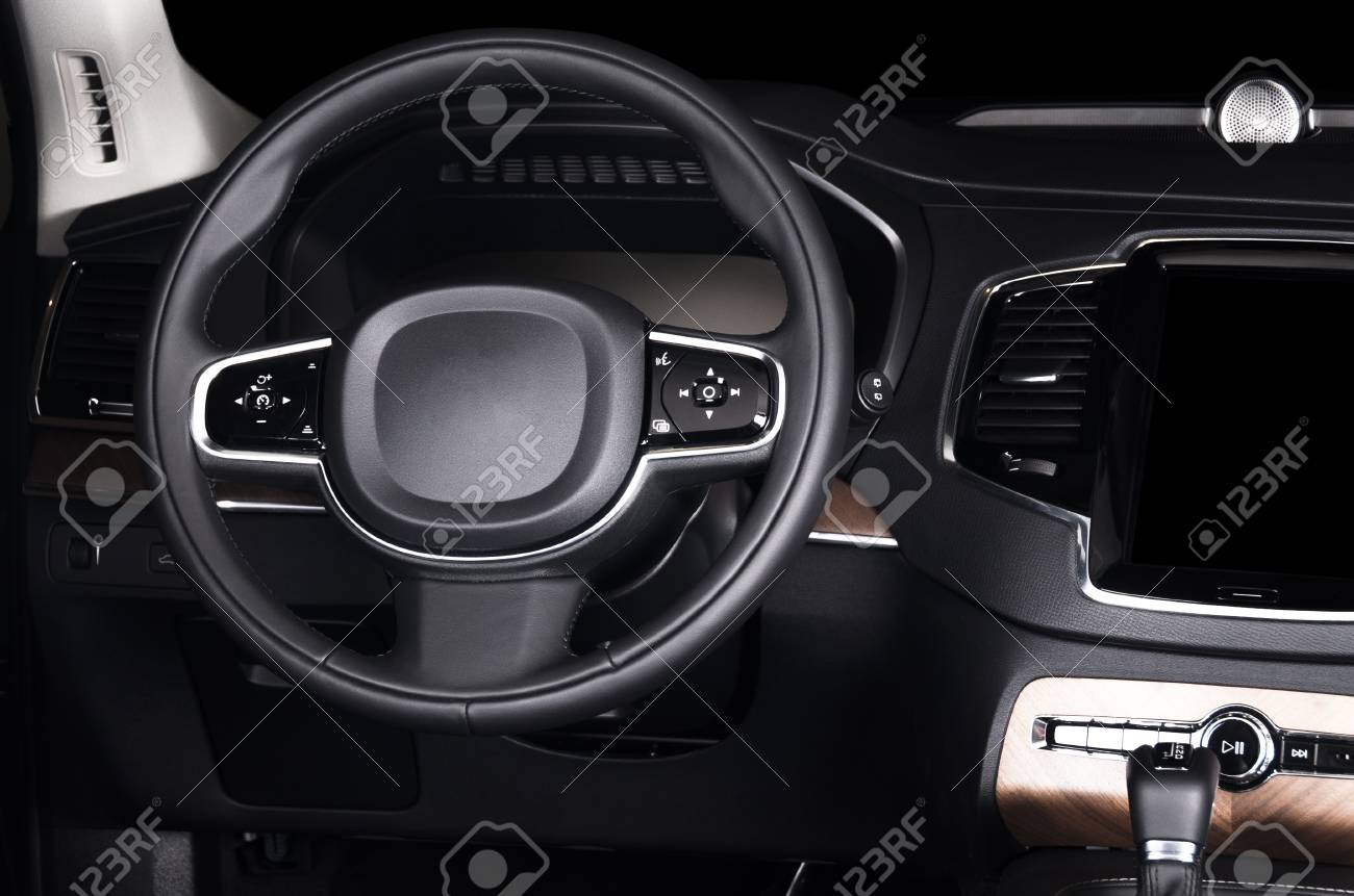 Moderner Luxusprestige-Autoinnenraum, Armaturenbrett, Lenkrad ... Moderner Luxusprestige-Autoinnenraum, Armaturenbrett, Lenkrad ...
