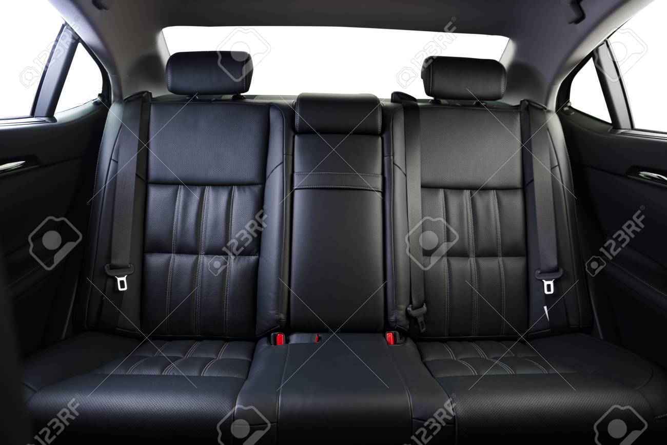 現代の高級車の後部座席 正面図 黒い穿開きレザー 白に隔離されたクリッピングパスが含まれています の写真素材 画像素材 Image