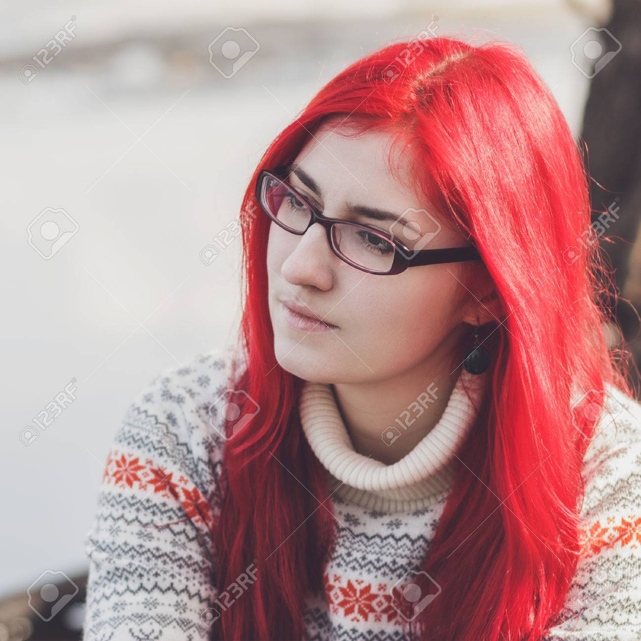 川のそばに座って美しい赤髪の女 の写真素材 画像素材 Image