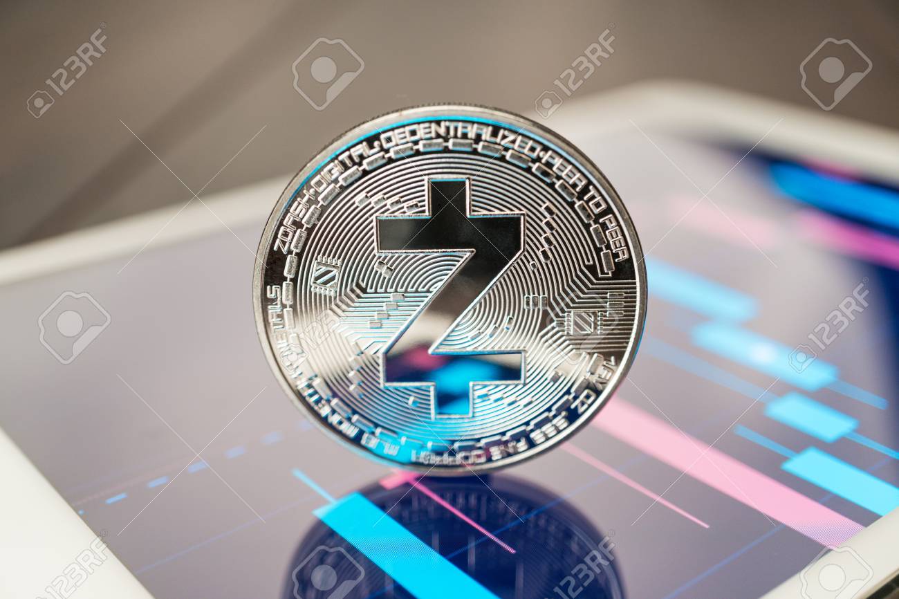 주식 시장 차트를 보여주는 태블릿 컴퓨터에 Zcash Zec 암호 화폐 물리적 동전의 클로즈업 사진. 나무 테이블에 Zcash  Cryptocoin 개념 거래 로열티 무료 사진, 그림, 이미지 그리고 스톡포토그래피. Image 109611327