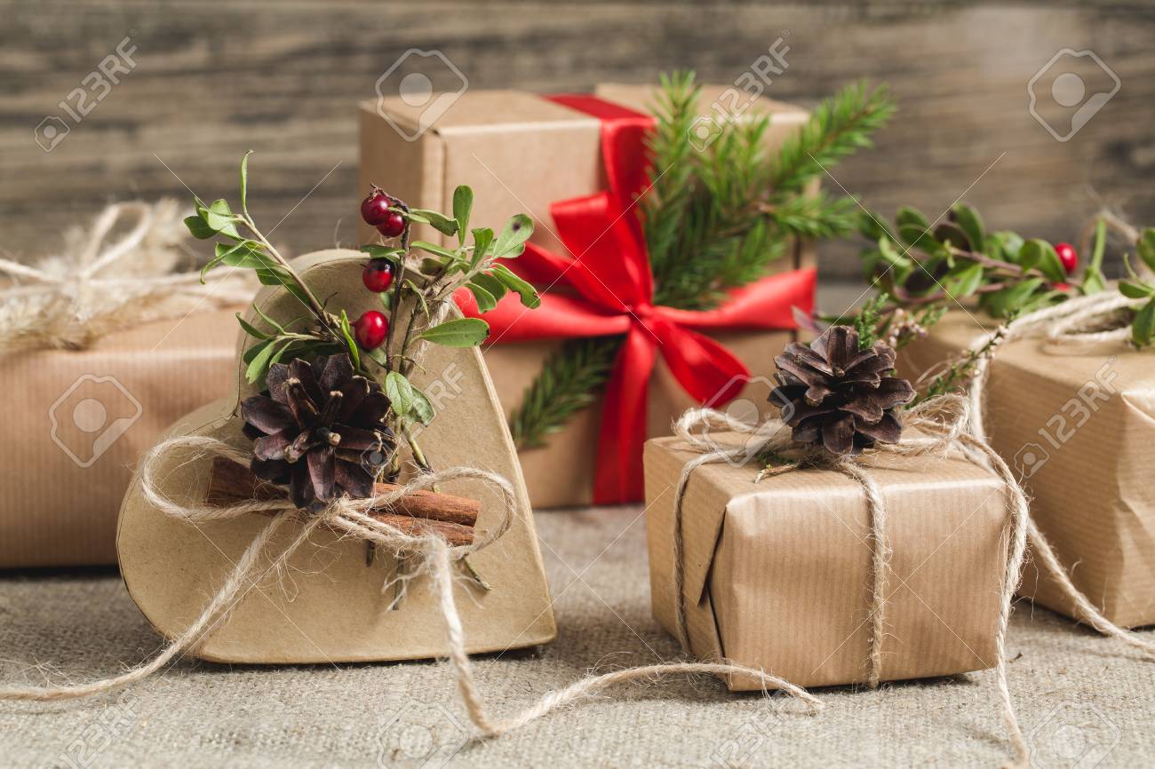 Regali Di Natale Handmade.Immagini Stock Regali Di Natale O Di Capodanno Handmade Su Priorita Bassa Di Legno Image 50189108