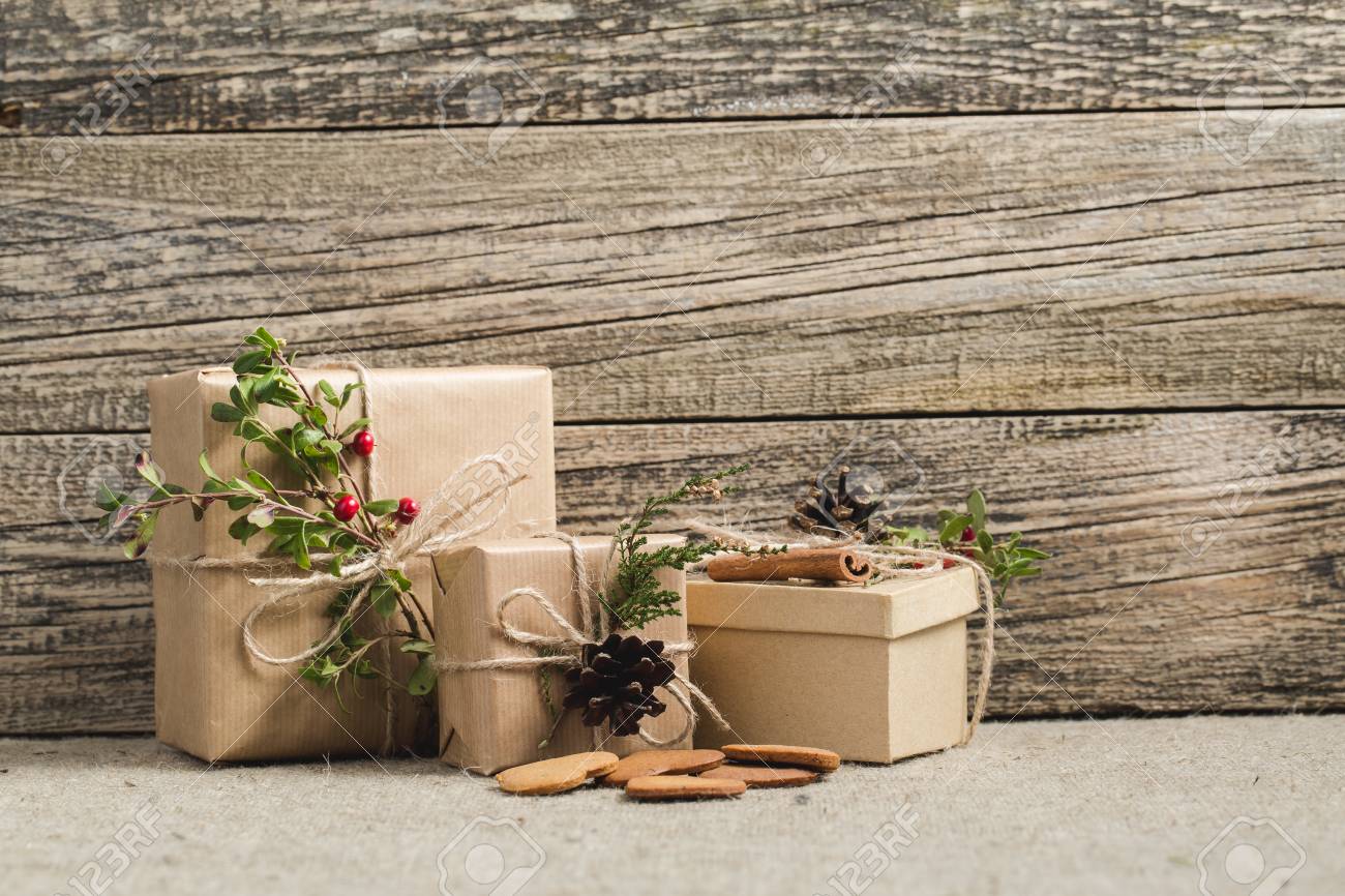 Regali Di Natale In Legno.Immagini Stock Regali Di Natale O Di Capodanno Handmade Su Priorita Bassa Di Legno Image 50189039